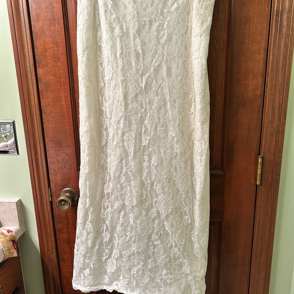 BRIDAL ORIGINALS Pretty Cream Lace  Bridal skirt. No size tag.